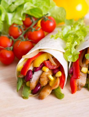 et ve sebze lavaş ile lezzetli yemek görünümünü kapat