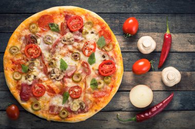 İtalyanca taze pizza üzerinde ahşap arka plan yaptı.