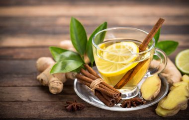 ahşap masa üzerinde limonlu zencefil sıcak çay serinletici görünümü kadar kapatın