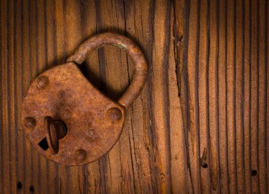 ahşap masa üzerinde eski kilit üst görünümü