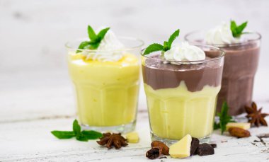 lezzetli çikolatalı tatlılar bakış ahşap masa üzerinde kapatın