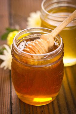 cam kavanoztatlı ev yapımı bal yakından görünümü