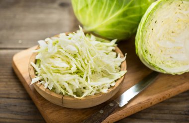 ahşap zemin üzerinde taze çiğ lahana görünümü kadar kapatın