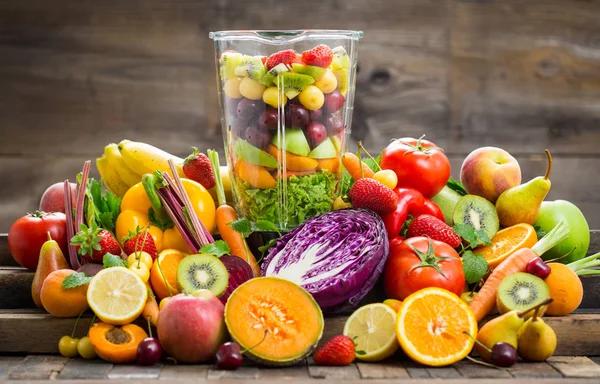Nahaufnahme Von Frischem Gemüse Und Obst Auf Holzgrund — Stockfoto