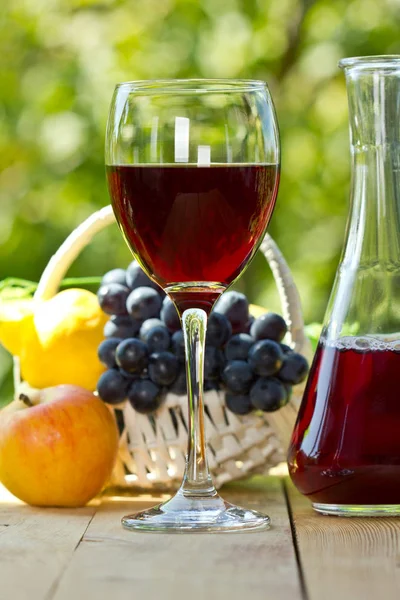 木製の表面に出される果物やワインのクローズアップビュー — ストック写真