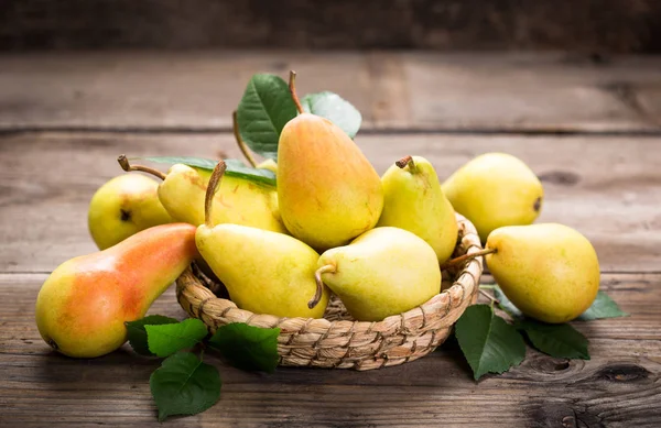 Sweet Ripe Pears Wooden Background — Stock Photo, Image