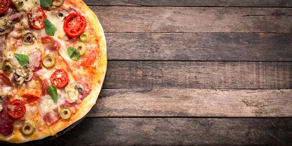 İtalyanca taze pizza üzerinde ahşap arka plan yaptı.