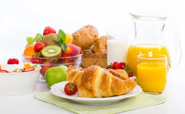 Nahsicht Auf Gesundes Frühstück Mit Croissant Saft Und Obst — Stockfoto
