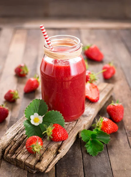 Nahaufnahme Von Erdbeersaft Glas Auf Holzkulisse — Stockfoto