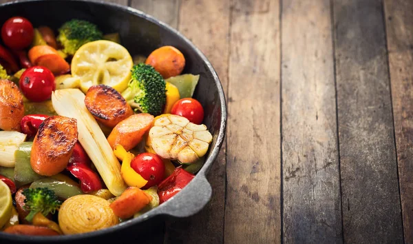 ahşap masa üzerinde tavada ev yapımı ızgara sebze yakın görünümü