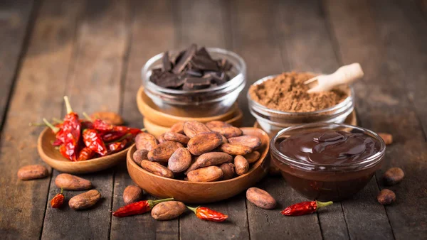 Granos Cacao Polvo Chocolate Negro Sobre Fondo Madera — Foto de Stock