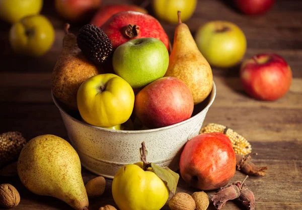 Vue Rapprochée Des Fruits Frais Sur Table Bois — Photo