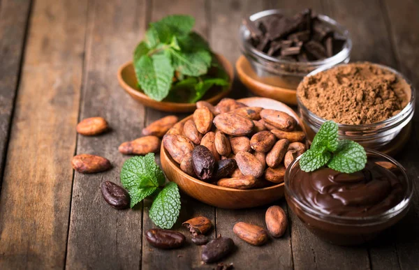 Granos Cacao Polvo Chocolate Negro Sobre Fondo Madera — Foto de Stock
