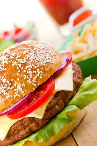 Vista Cerca Sabrosa Hamburguesa Papas Fritas —  Fotos de Stock