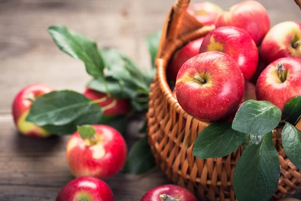 Close View Fresh Apples Wooden Backdrop — Stock Photo, Image