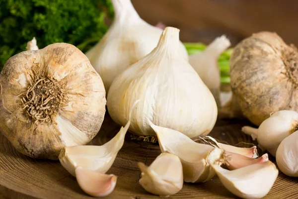 Nahaufnahme Von Reifem Knoblauch Auf Holzkulisse — Stockfoto