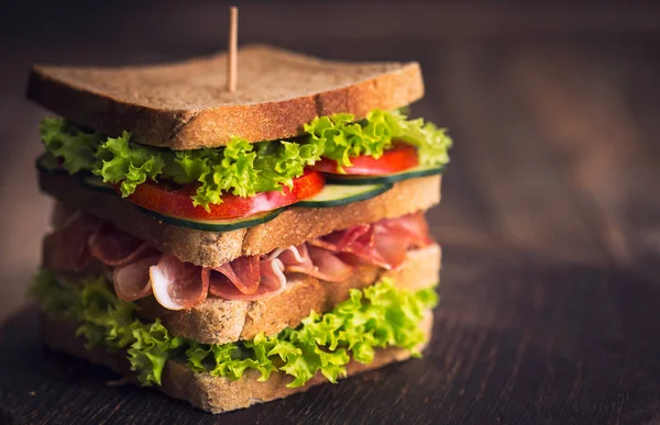 Yapımı Sandviç Bakış Ahşap Arka Plan Üzerinde Kapatın — Stok fotoğraf