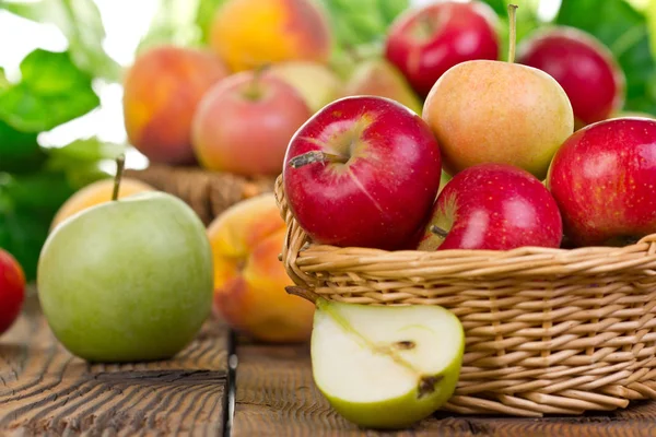 Vue Rapprochée Des Pommes Fraîches Sur Table Bois — Photo