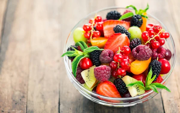 Leckere Hausgemachte Obstsalat Schüssel Auf Hölzerner Tischplatte — Stockfoto