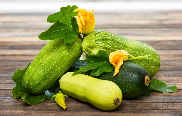 Vue Rapprochée Des Courgettes Fraîches Sur Surface Bois — Photo