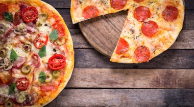 İtalyanca taze pizza üzerinde ahşap arka plan yaptı.