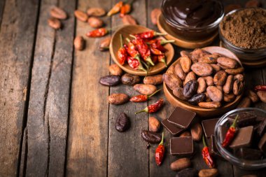 kakao çekirdekleri, toz ve koyu çikolata ahşap zemin üzerinde