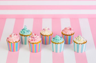 pembe ve beyaz zemin üzerine krema ile tatlı cupcakes görünümü kadar kapatın