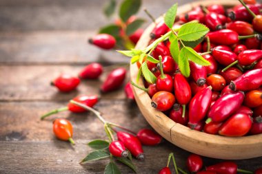 ahşap zemin üzerinde barberries kase görünümünü kapat