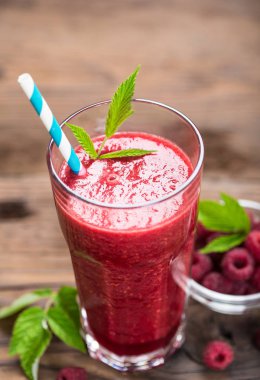 cam ahududu ahşap arka plan üzerinde yapılmış taze içki