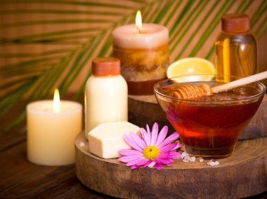 ahşap arka plan üzerinde spa için kase içinde bal yakından görünümü