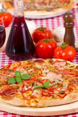 ev yapımı İtalyan pizza ve kırmızı şarap görünümünü kapat