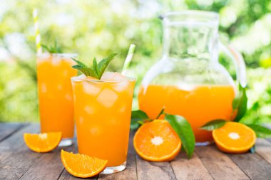 ahşap masa üzerinde bardaklarda portakal suyu görünümü kadar kapatın