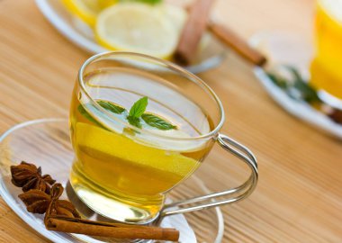 masada sıcak çay bal ve nane ile görünümü kadar kapatın