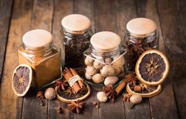 ahşap masa çeşitli baharat düzenleme