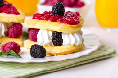 tatlı tatlılar çilek ve krema ile görünümünü kapat