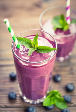 ahşap arka plan üzerinde yaban mersini taze içecekler bardaklarda yapılan