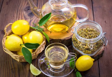 ahşap masa üzerinde aromatik çay ve limon yakın görünümü