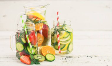 taze sebze ve meyve üzerinde ahşap masa üstü ile sağlıklı içecekler