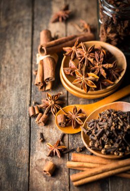 ahşap masa çeşitli baharat düzenleme