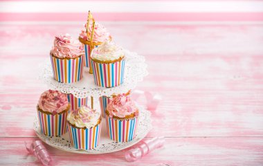 pembe ve beyaz zemin üzerine krema ile tatlı cupcakes görünümü kadar kapatın