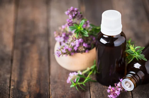 ahşap zemin üzerinde aromaterapi için lavanta uçucu yağ yakından görünümü