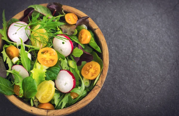 Koyu Arka Plan Üzerinde Taze Sağlıklı Sebze Salatası Üstten Görünüm — Stok fotoğraf