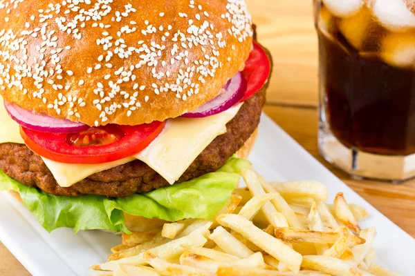 Zbliżenie Smaczne Burger Frytki — Zdjęcie stockowe