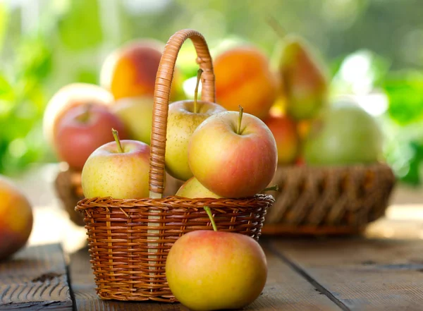 Close View Fresh Apples Wooden Tabletop — Stock Photo, Image