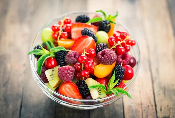 Leckere Hausgemachte Obstsalat Schüssel Auf Hölzerner Tischplatte — Stockfoto