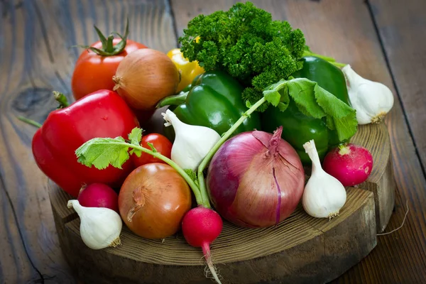 Vista Cerca Una Variedad Verduras Frescas Sobre Fondo Madera —  Fotos de Stock