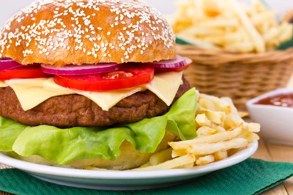 Vista Cerca Sabrosa Hamburguesa Papas Fritas —  Fotos de Stock