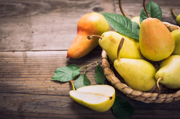 Sweet Ripe Pears Wooden Background — Stock Photo, Image