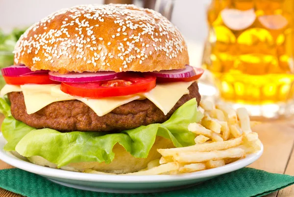 Vista Cerca Sabrosa Hamburguesa Papas Fritas —  Fotos de Stock