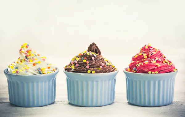Vista Cerca Cupcakes Caseros Con Crema Sobre Fondo Blanco —  Fotos de Stock